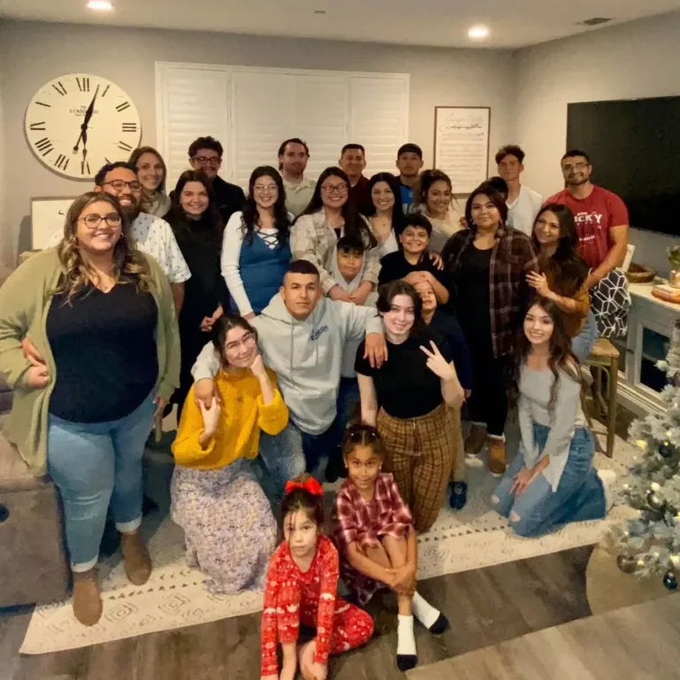 Adultos j&oacute;venes en una reuni&oacute;n de La Vi&ntilde;a