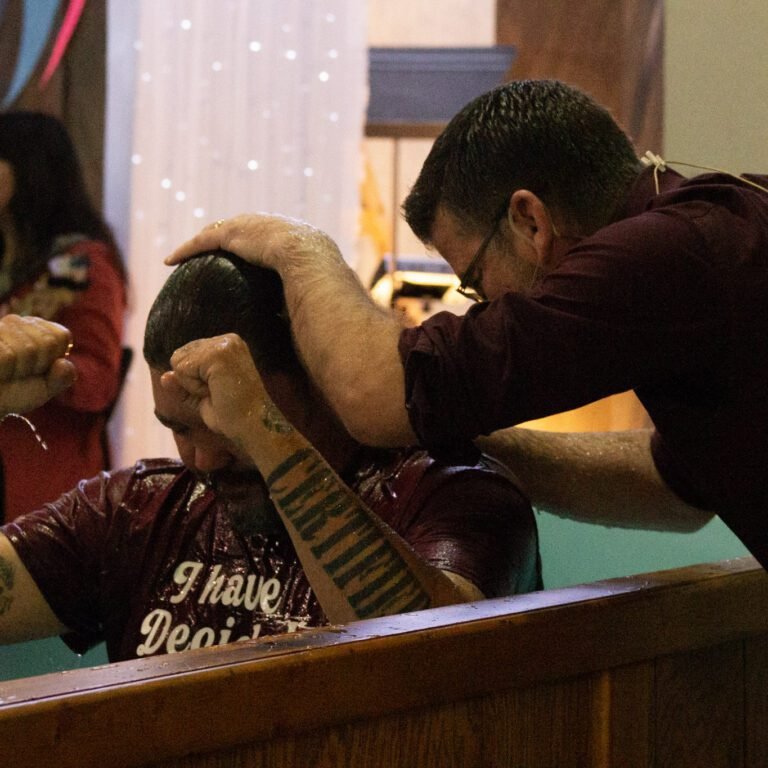 Un bautismo en La Vi&ntilde;a Covenant Church